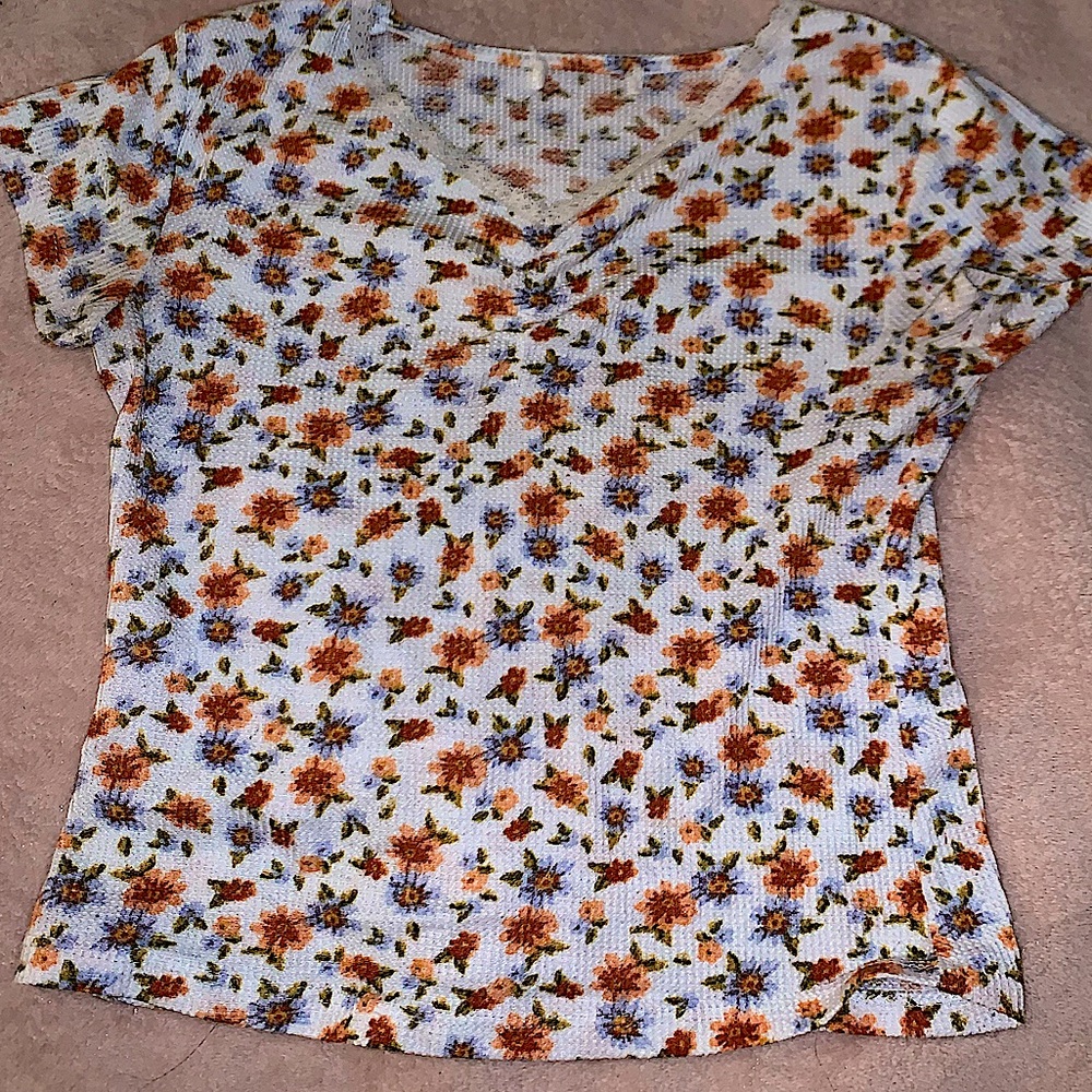 T shirt with white lace on the chest part and flower design!